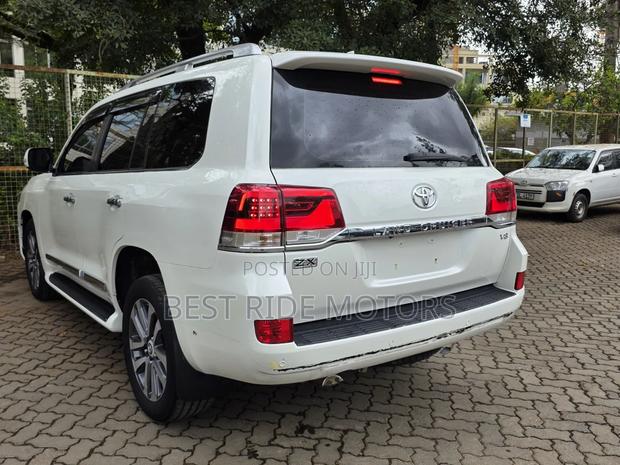 Toyota Land Cruiser 4.6 V8 ZX 2017 White