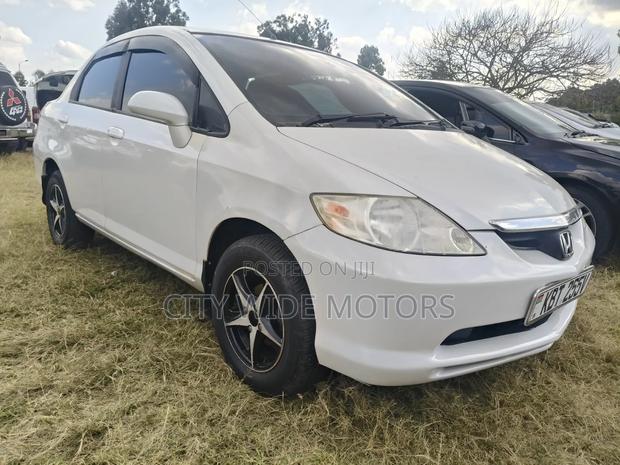 Honda Fit Aria 2005 White