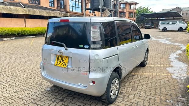 Toyota Sienta 1.5 FWD 2014 Silver