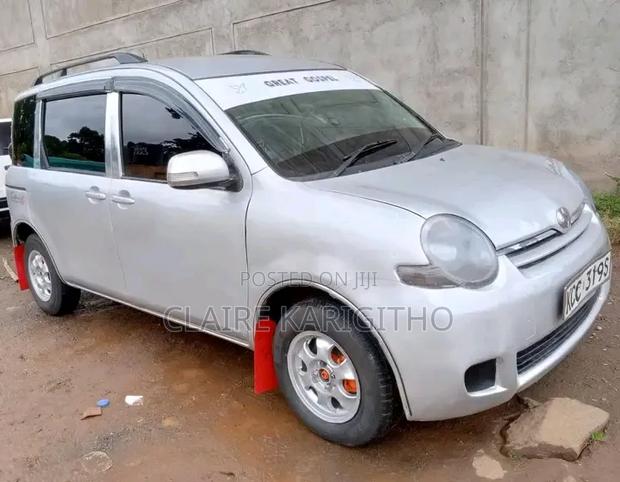 Toyota Sienta 1.5 FWD 2009 Silver