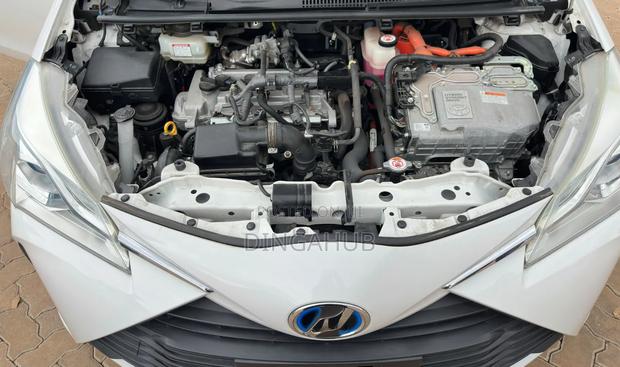 Toyota Vitz 1.5 FWD Hybrid 5dr 2019 White
