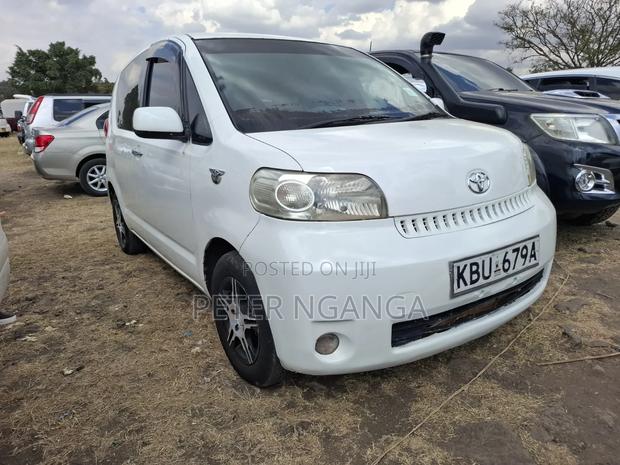 Toyota Porte 2005 White