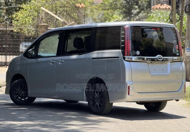 Toyota Noah 2019 Silver