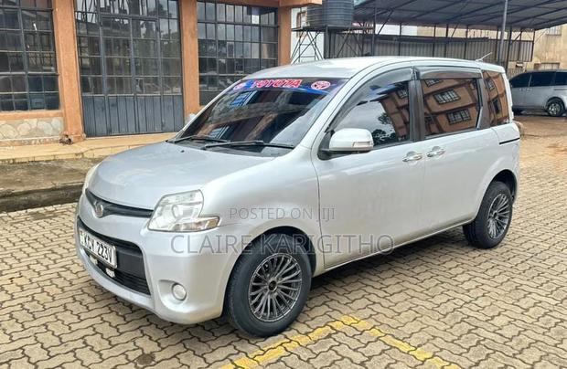 Toyota Sienta 1.5 FWD 2013 Silver