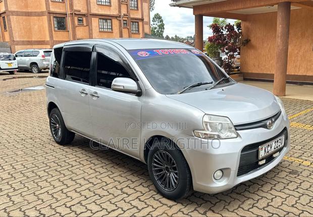 Toyota Sienta 1.5 FWD 2013 Silver