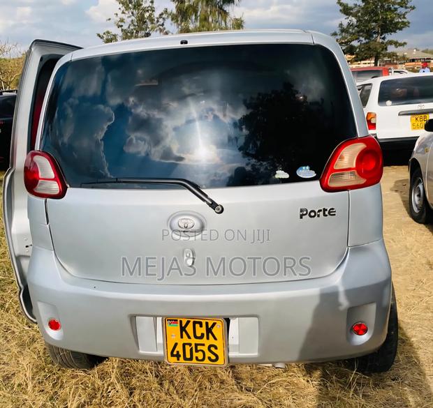 Toyota Porte 2009 Silver