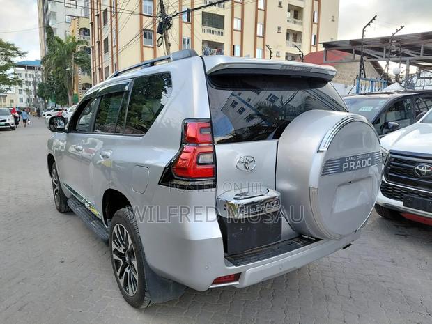 Toyota Land Cruiser Prado 2.8 2019 Silver