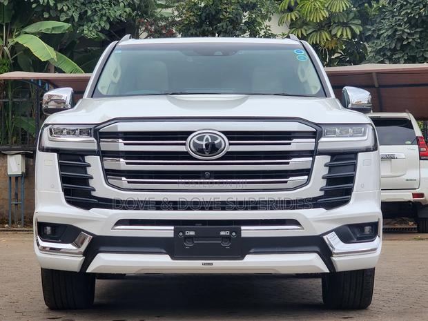 Toyota Land Cruiser LC300 2023 White
