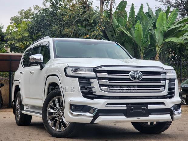 Toyota Land Cruiser LC300 2023 White