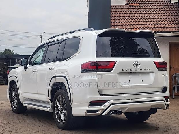 Toyota Land Cruiser LC300 2023 White