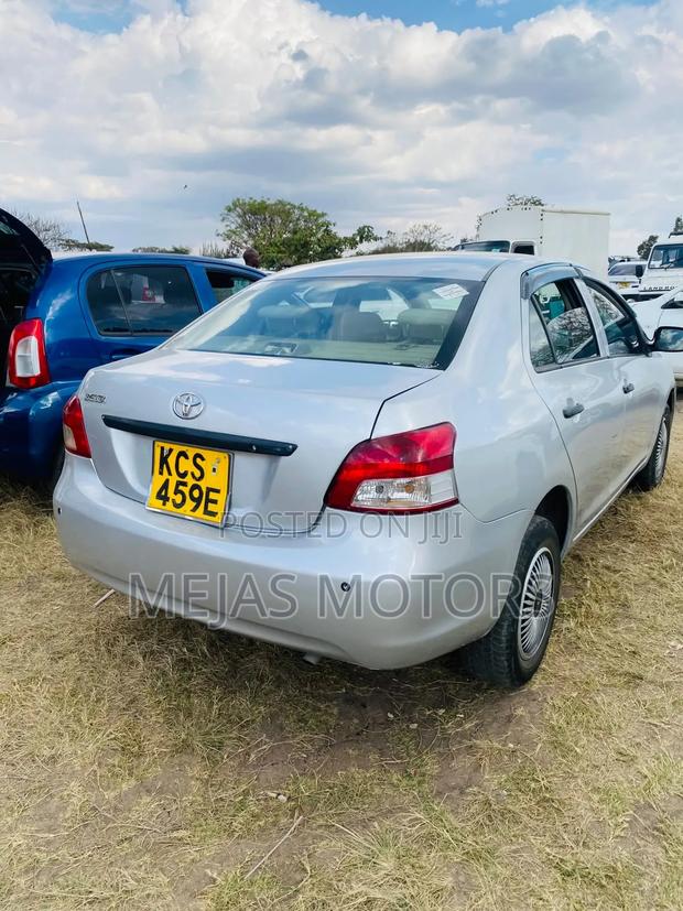 Toyota Belta 2011 Silver