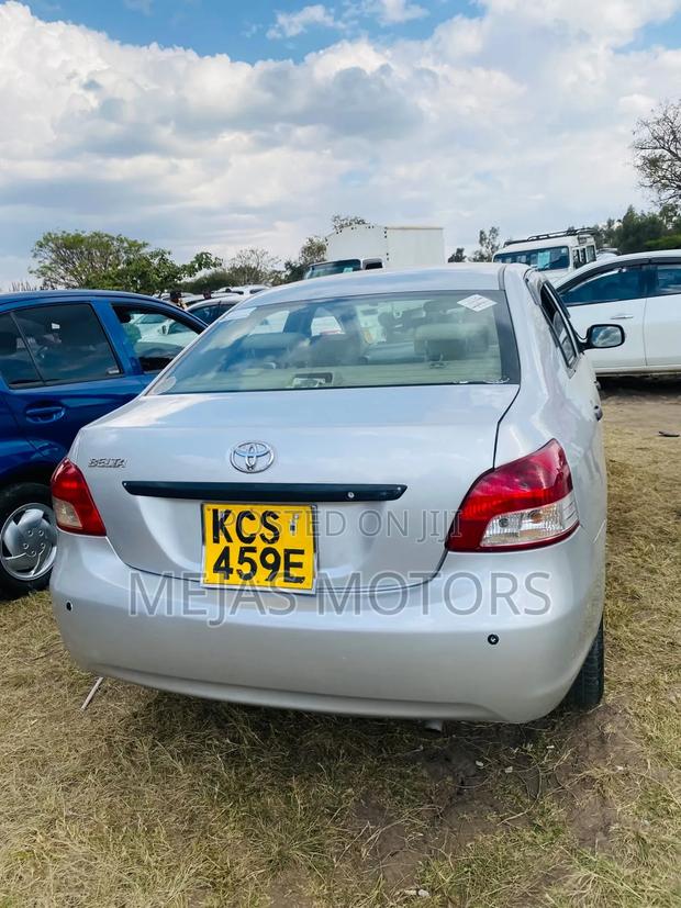 Toyota Belta 2011 Silver