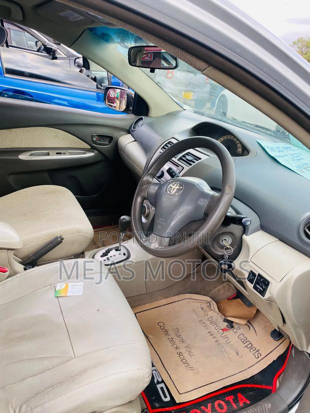 Toyota Belta 2011 Silver