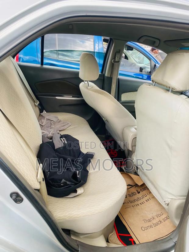 Toyota Belta 2011 Silver