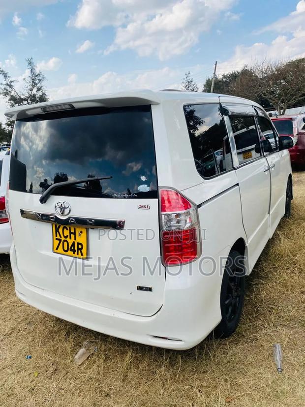Toyota Noah 2010 White