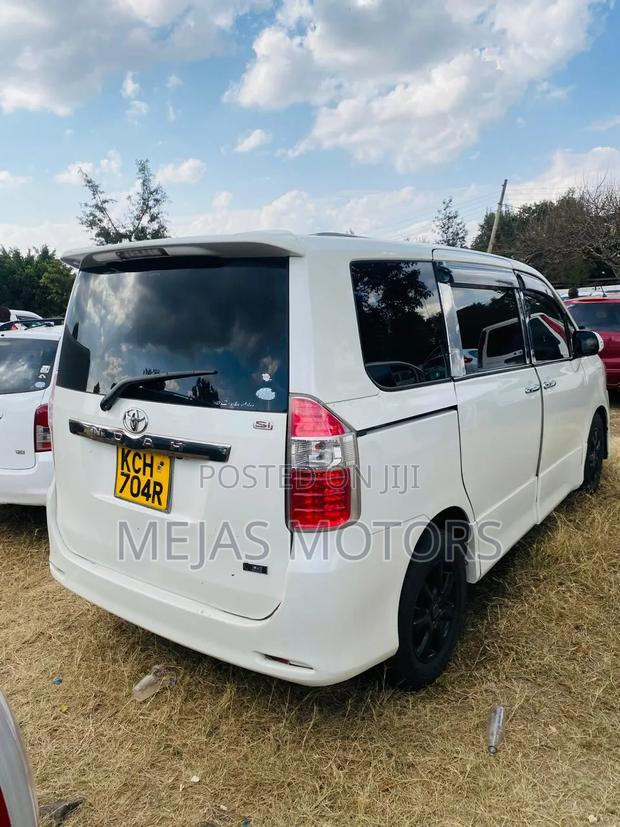 Toyota Noah 2010 White