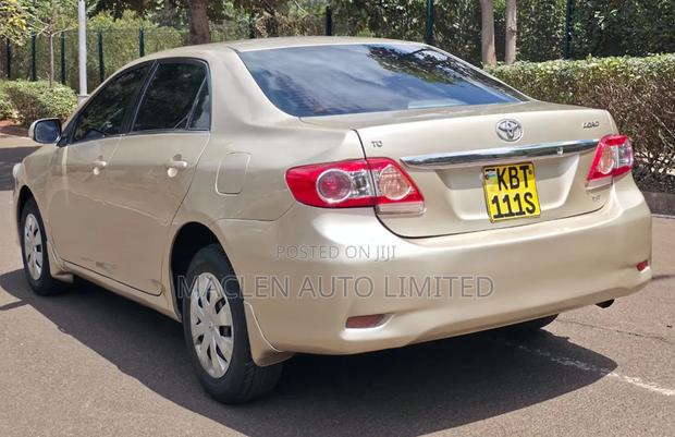 Toyota Corolla 2012 Gold