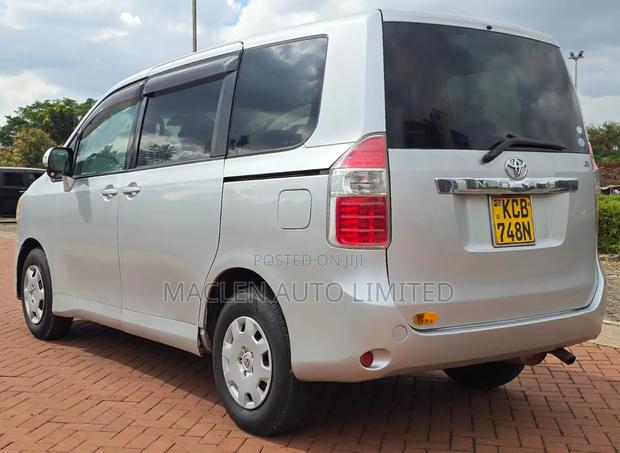 Toyota Noah 2007 Silver