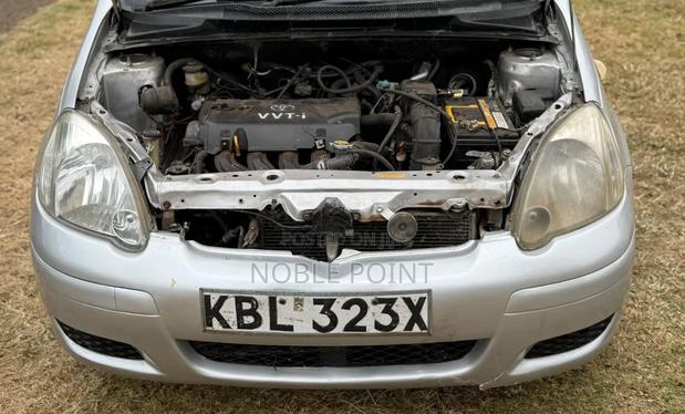 Toyota Vitz 2004 Silver