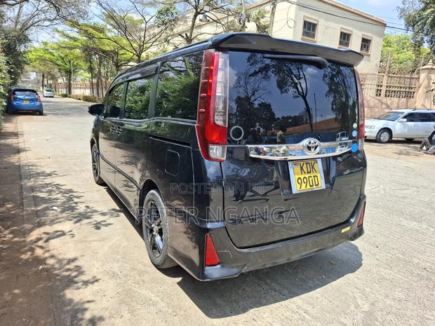Toyota Noah 2.0 FWD (8 Seater) 2015 Black