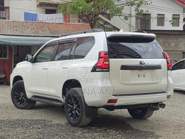 Toyota Land Cruiser Prado 2.8 2022 White