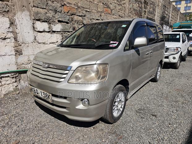 Toyota Noah 2005 Silver
