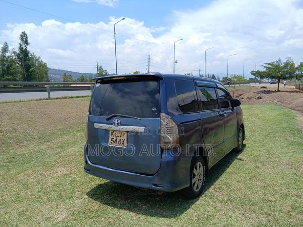Toyota Voxy 2009 Purple