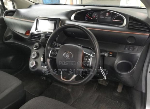 Toyota Sienta 2019 Silver