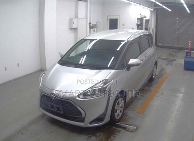 Toyota Sienta 2019 Silver