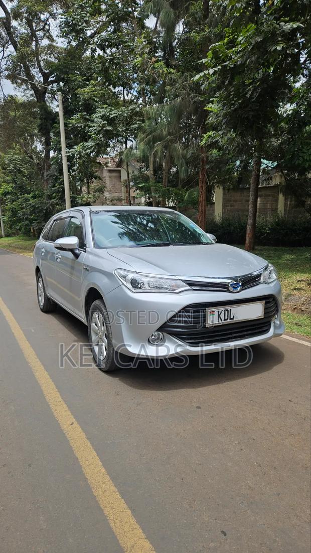 Toyota Corolla Fielder 1.5 Hybrid FWD 2015 Silver