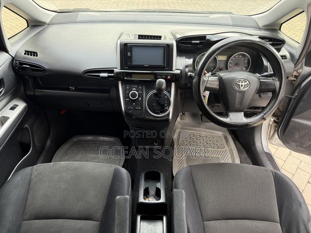 Toyota Wish 2012 Silver