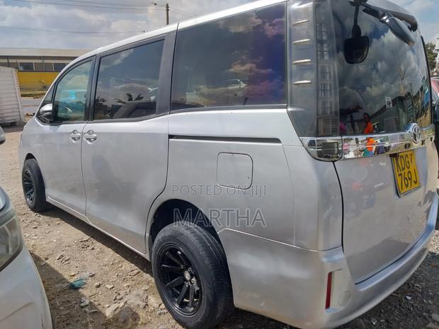 Toyota Voxy 2014 Silver