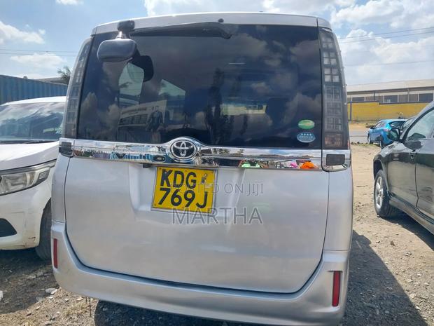 Toyota Voxy 2014 Silver