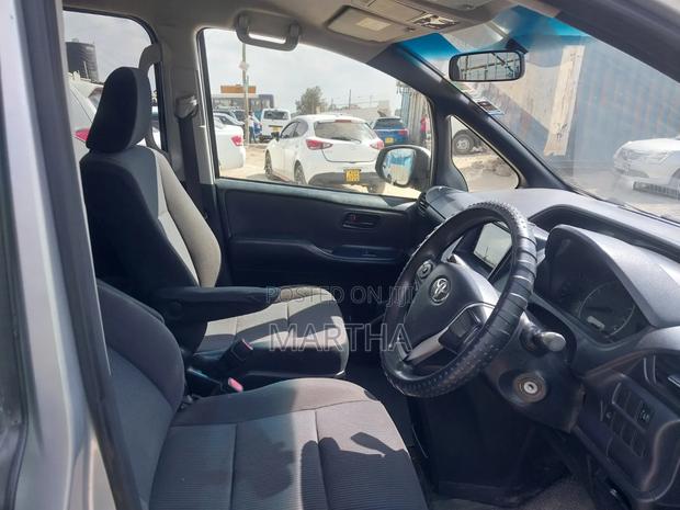 Toyota Voxy 2014 Silver