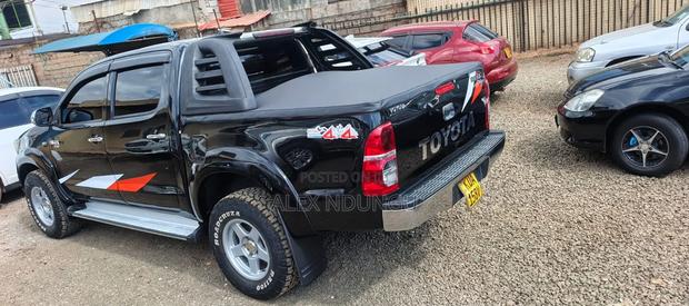 Toyota Hilux 2013 Black