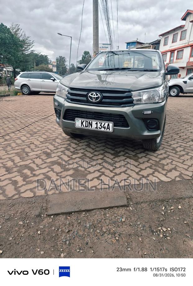Toyota Hilux 2023 Silver