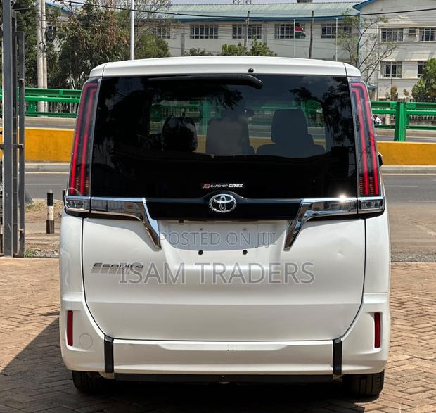 Toyota Esquire 2.0 FWD (8 seater) 2019 Pearl