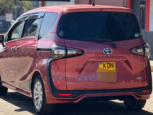 Toyota Sienta 2017 Maroon