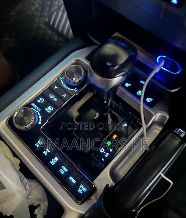 Toyota Land Cruiser 4.6 V8 ZX 2018 White