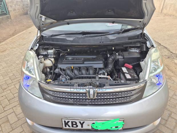 Toyota ISIS 2007 Silver