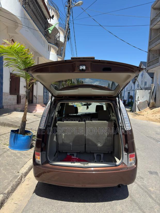 Toyota ISIS 2015 Brown
