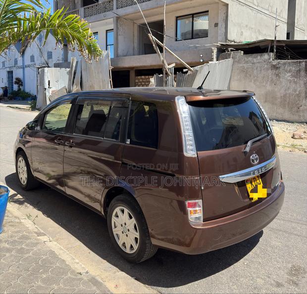 Toyota ISIS 2015 Brown