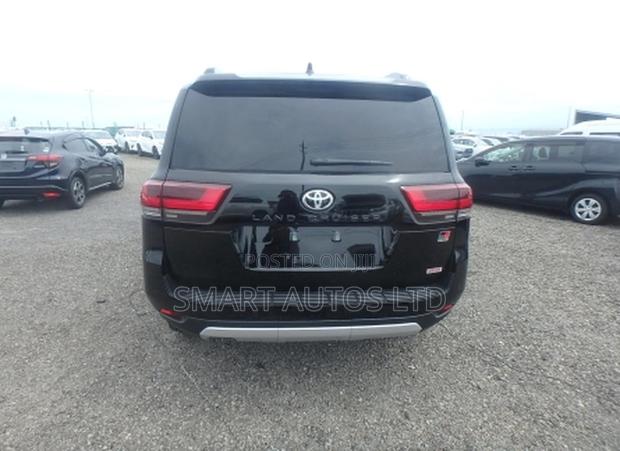 Toyota Land Cruiser LC300 2025 Black