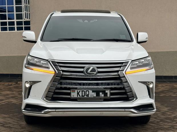 Lexus LX 570 AWD 2017 White
