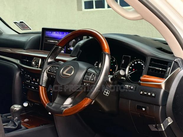 Lexus LX 570 AWD 2017 White