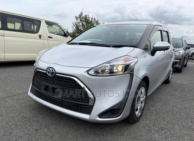 Toyota Sienta 1.5 Hybrid FWD 2019 Silver