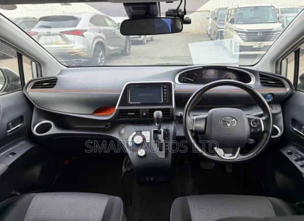 Toyota Sienta 1.5 Hybrid FWD 2019 Silver