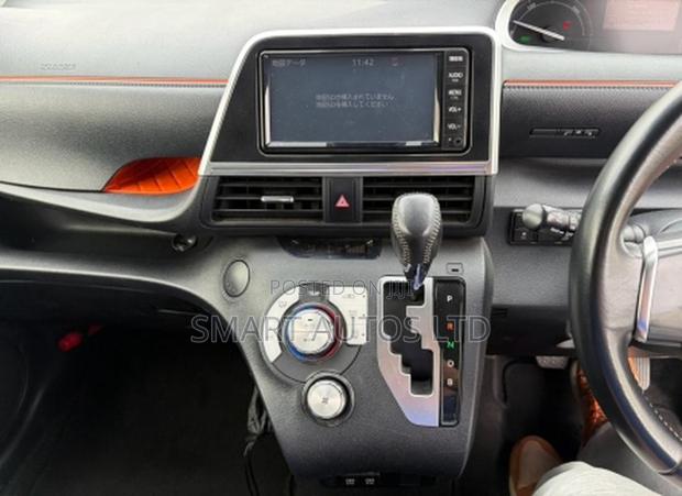 Toyota Sienta 1.5 Hybrid FWD 2019 Silver