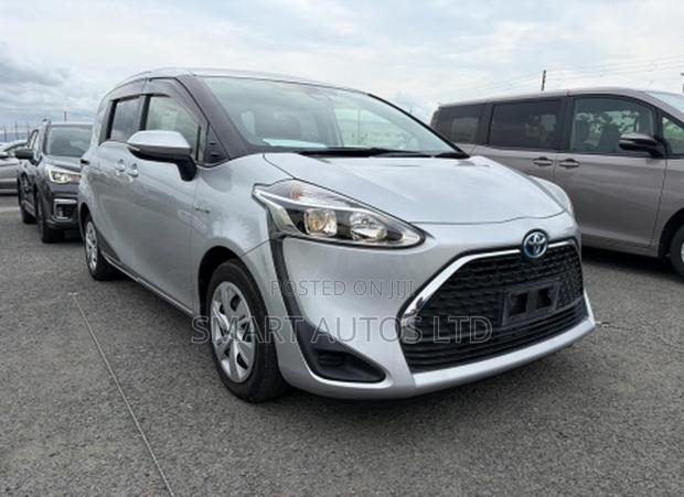 Toyota Sienta 1.5 Hybrid FWD 2019 Silver