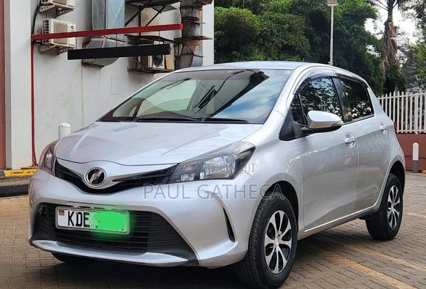Toyota Vitz 2015 Silver